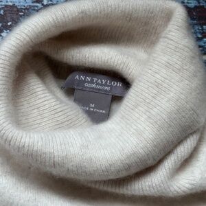 ANN TAYLOR 100% Cashmere Turtleneck Sweater Oatmeal